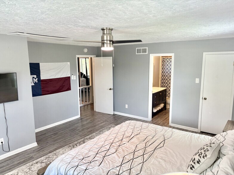 Building Photo - 1105 Glade St