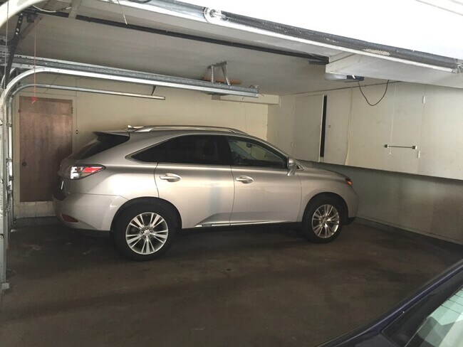 Building Photo - 1581 Quaker Ln