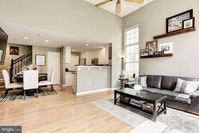 Building Photo - 12085 Trumbull Way