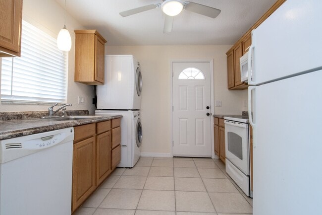 Building Photo - Indian Beach Park Duplex - walk to Ringling College!!