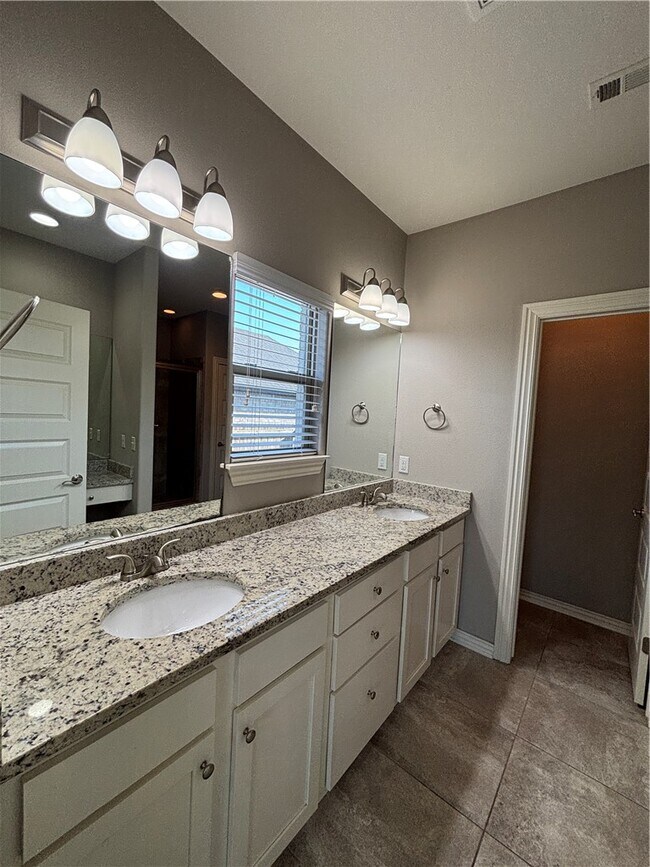 Building Photo - 4400 SW Eggersway Pl