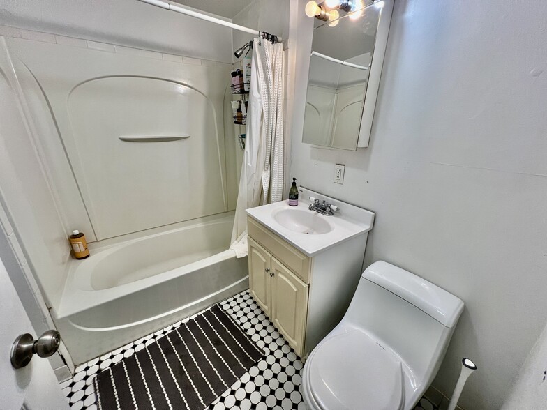 Building Photo - 66 Egmont St