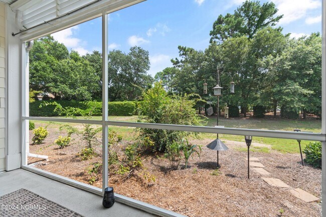 Building Photo - 2537 St James Dr SE