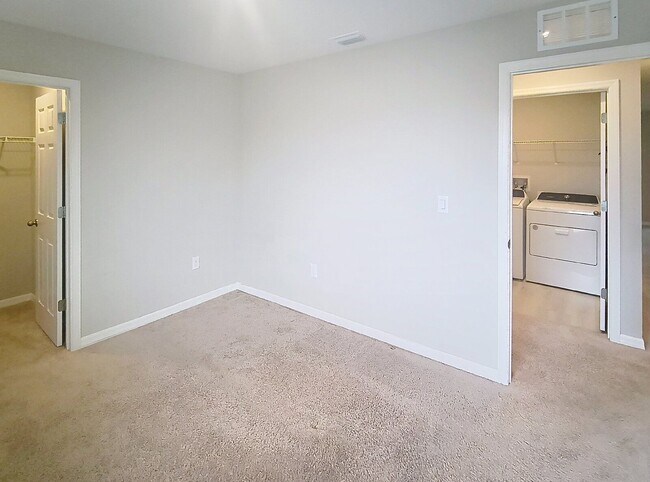 Building Photo - 12937 Camarillo Pl