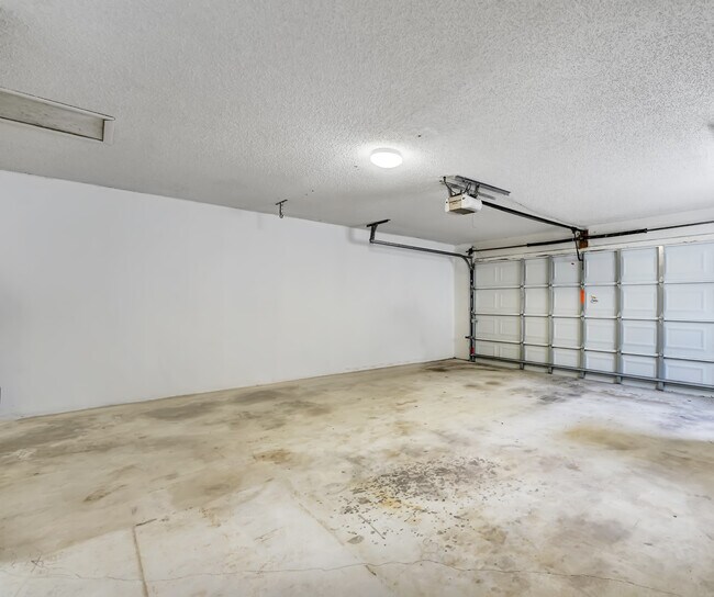 Building Photo - 20977 Country Creek Dr