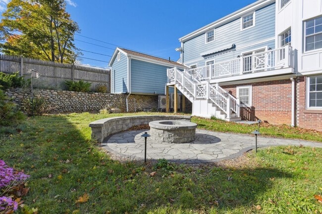 Building Photo - Charming 3-Bedroom in Downtown Niantic