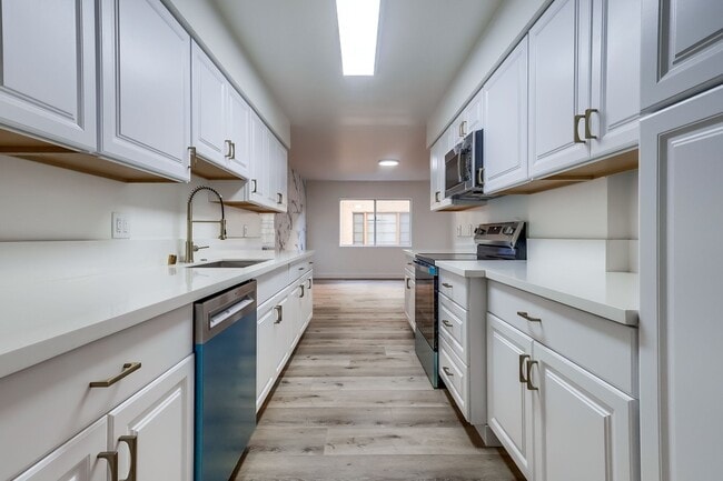 Building Photo - 435 N Oakhurst Dr