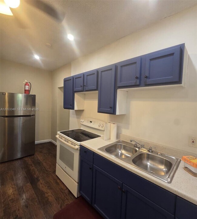 Building Photo - 1008 N 18th Ct