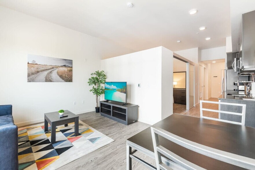 Building Photo - 16450 Redmond Wy