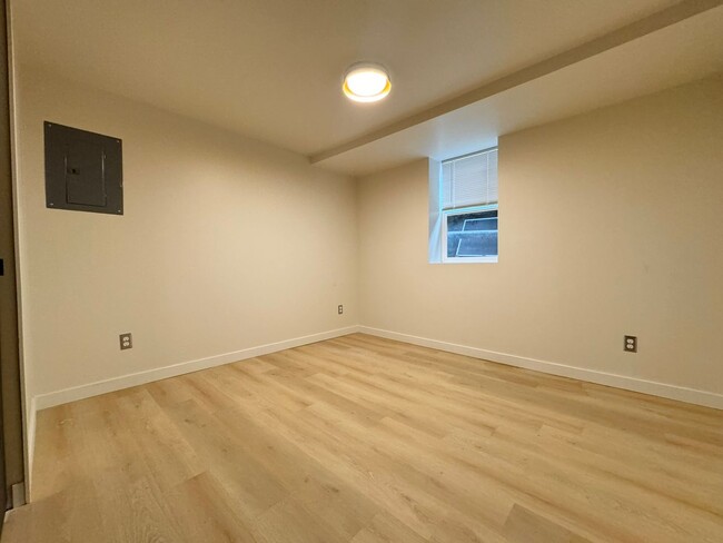 Building Photo - 1 Bd / 1 Ba Seattle Apartment