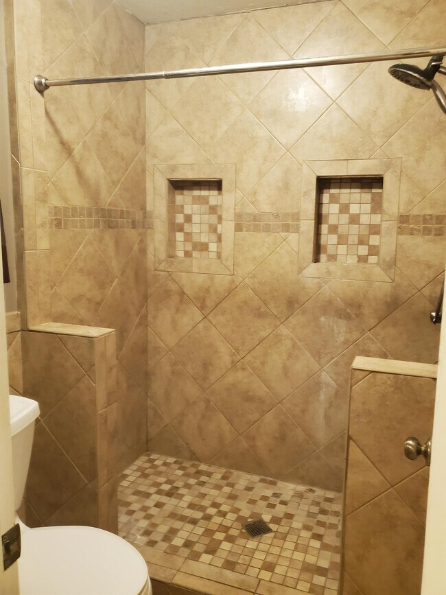 Building Photo - 912 E 10th St