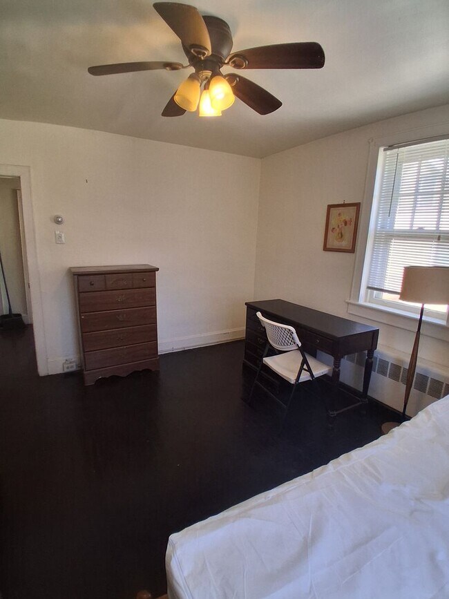 Building Photo - Quiet Responsible Household second floor bedroom for rent