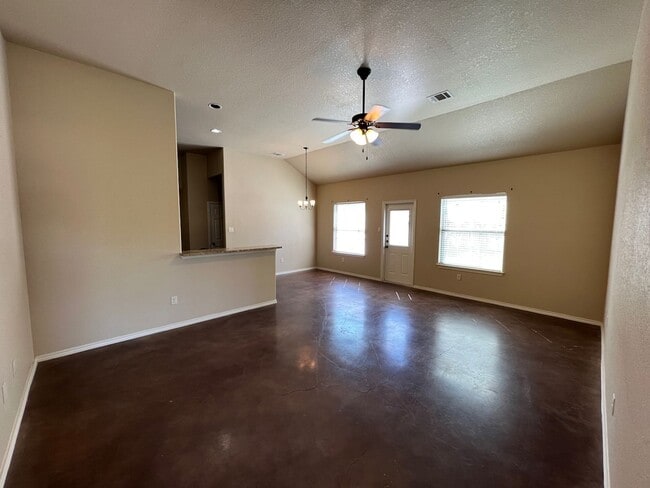 Building Photo - Luxury 3/2 duplex in NBTX