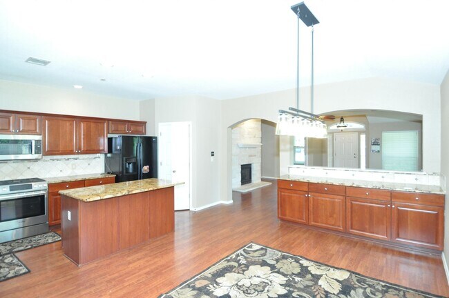 Building Photo - Amazing 3 bedroom, 2 bath home with an off...