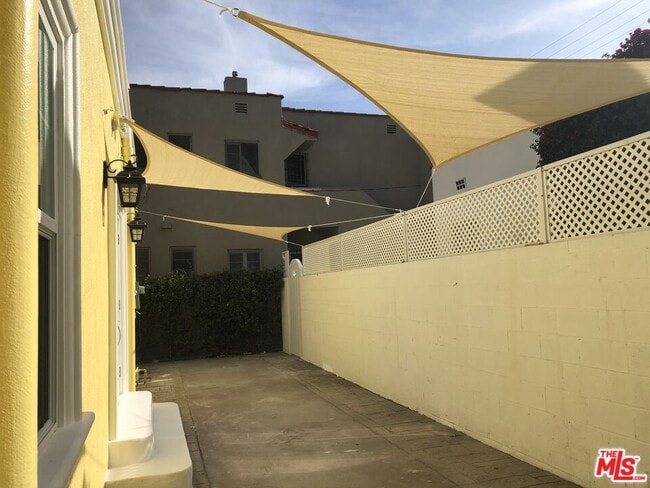 Building Photo - 257 N La Peer Dr