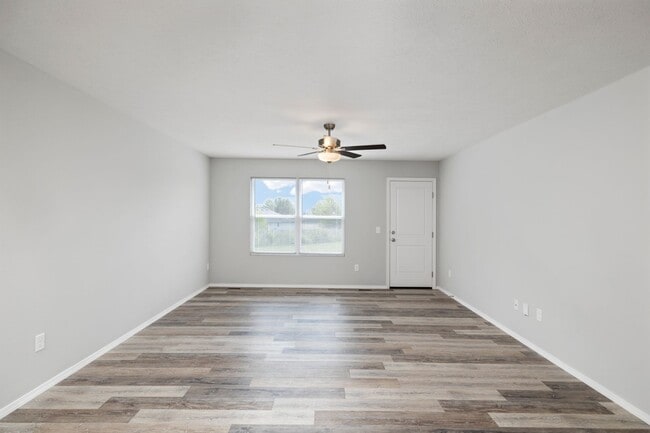 Building Photo - 3 bedroom duplex-Westbury Gardens!