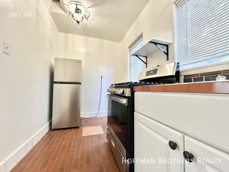 Building Photo - 407 S Coronado St