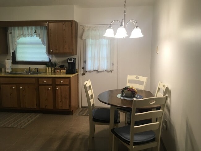 Building Photo - Two Bedroom Townhouse with Garage