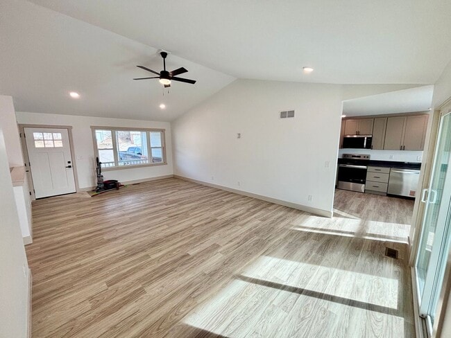 Building Photo - Newly Remodeled Home in the Heart of MHK!