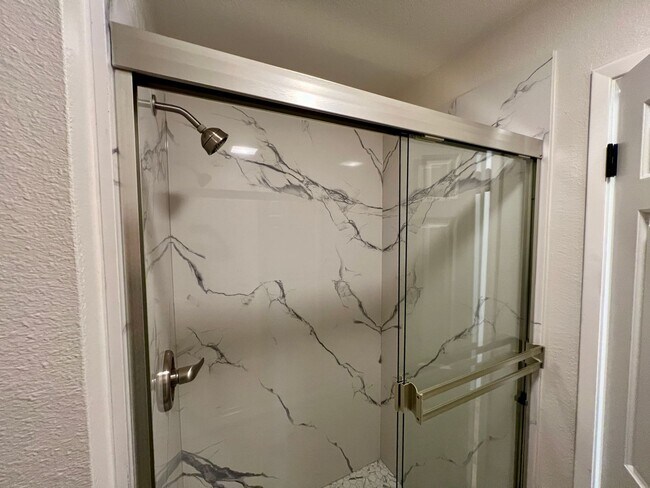 Building Photo - Newly remodeled upstairs condo in gated co...