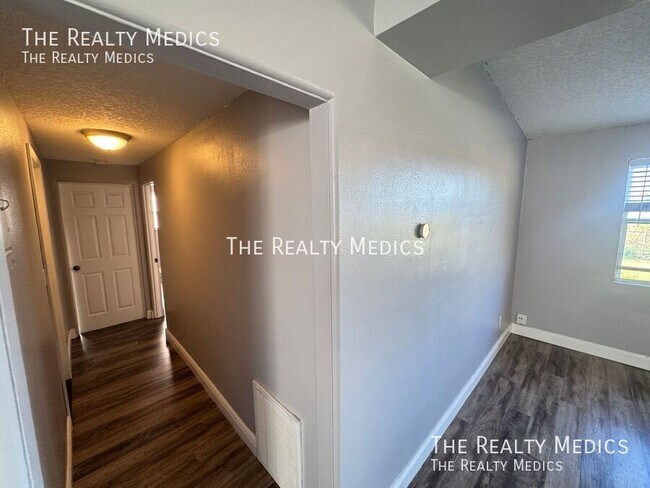 Building Photo - 1102 Egan Dr