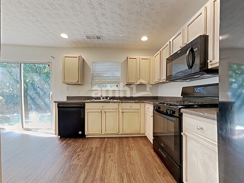 Building Photo - 330 Meadows Ln