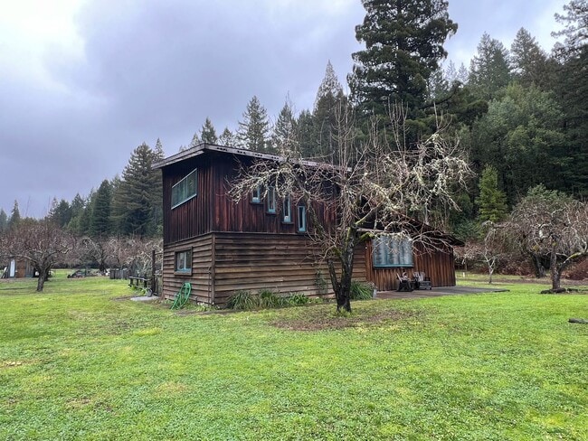 Primary Photo - 1,100 square foot cottage on private 80 ac...