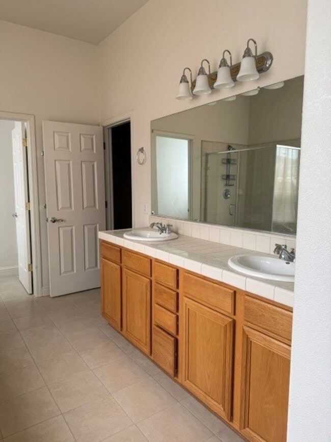 Building Photo - Beautiful 3 bed home with 3 car garage in Indian Hills behind Target