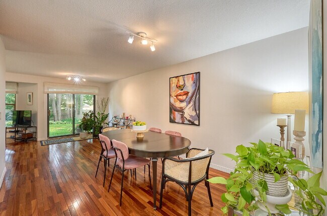 Building Photo - "Charming 3-Bed Townhouse with Scenic View...