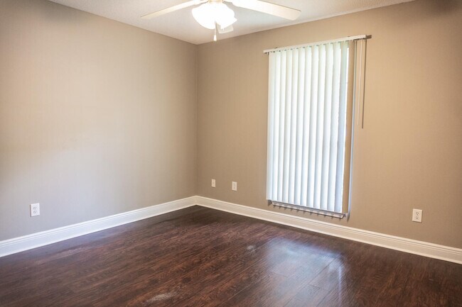 Building Photo - 211 Foxchase Way