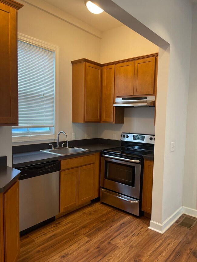 Building Photo - Newly Renovated 2B Apartment just Blocks f...