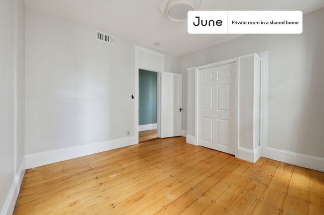 Building Photo - Private bedroom in 4 bed/1 bath Home