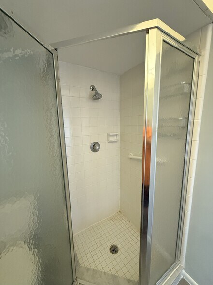 Master Bath - 22333 Edgewater Dr