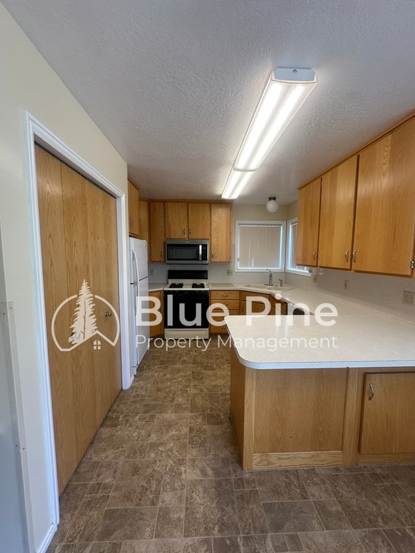 Building Photo - 1077 E 1300 N