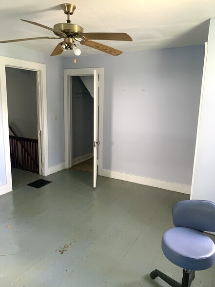 Bed 2 - 136 Main St