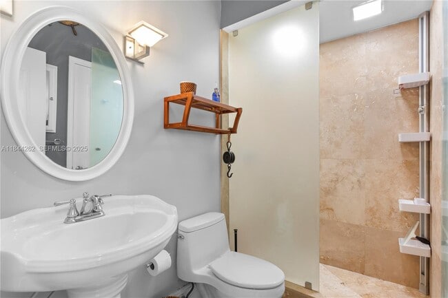 Building Photo - 2665 Parkview Dr S