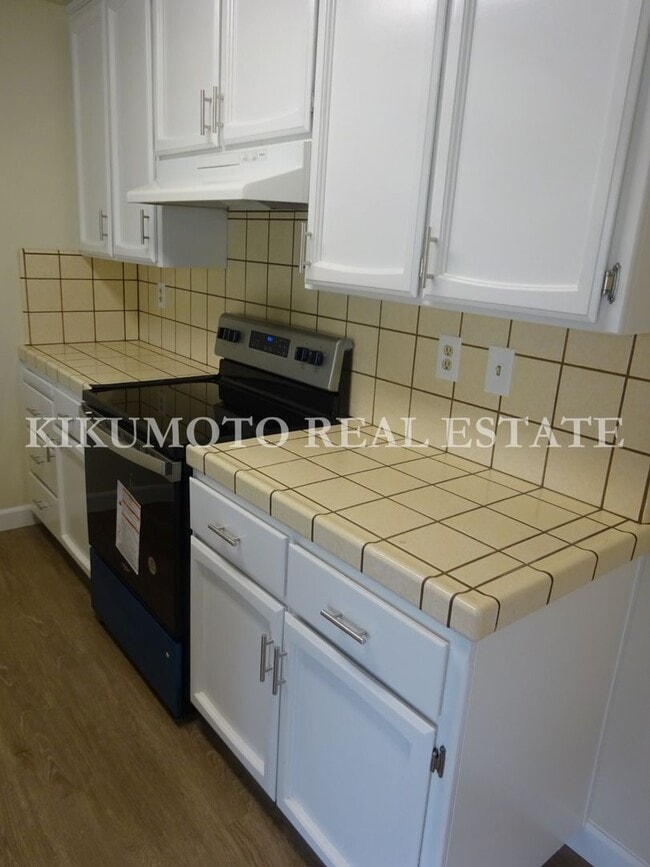 Building Photo - 2 bedroom, 2 bath, 2 car garage Half-plex ...