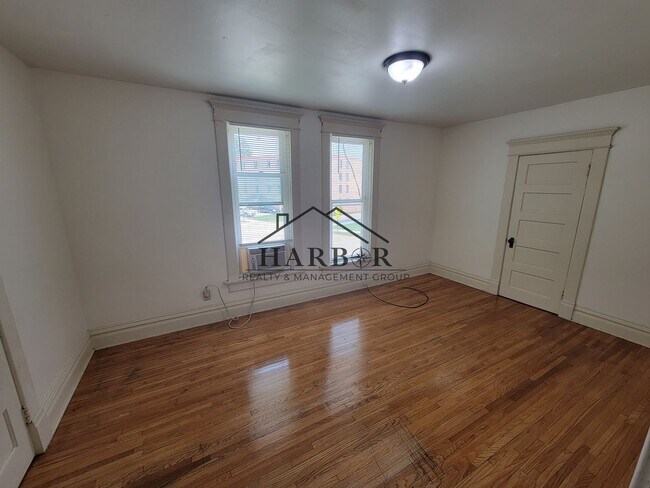 Building Photo - 711 1st Dr NW