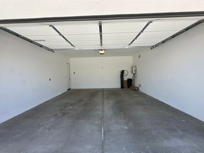 Building Photo - 10319 W Harmony Ln