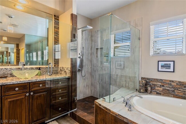 Building Photo - 724 Pinnacle Heights