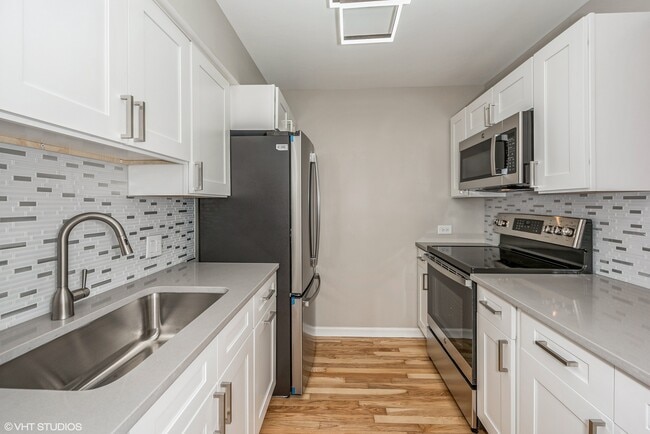 Building Photo - 2500 N Lakeview Ave