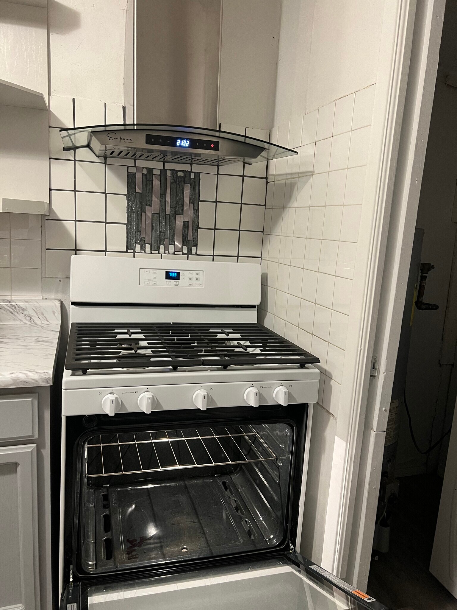 Semi new stove - 4504 Comanche Ave