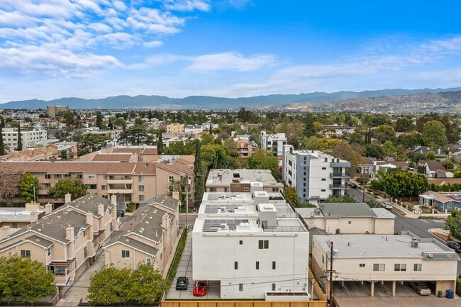 Building Photo - 10742 Hortense St
