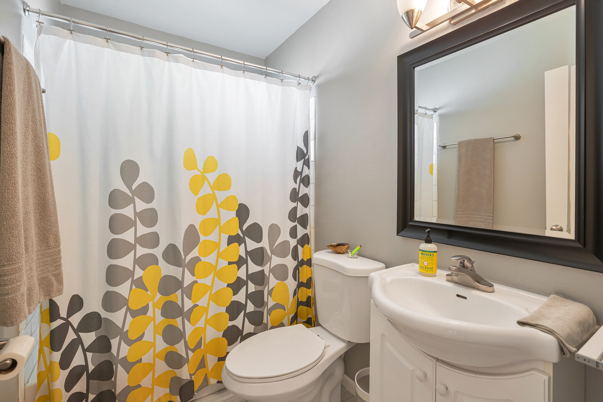 Second bathroom with tub/shower combo - 6136 N 9th St