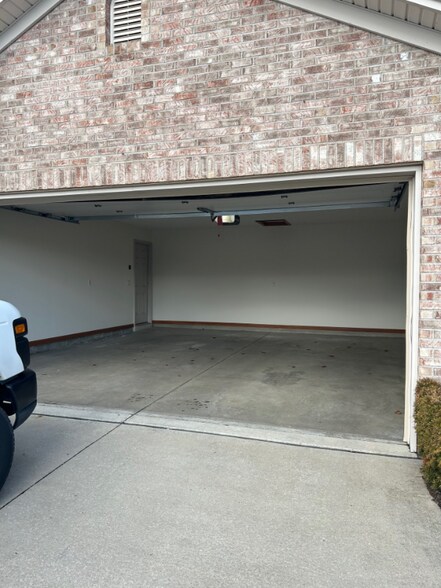 Building Photo - 2439 Meadowpoint Dr