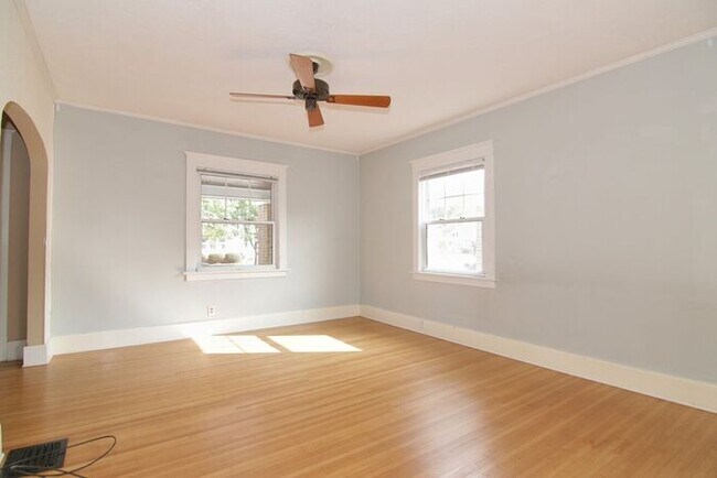 Building Photo - Great Location Steps From Main Street in Speedway!