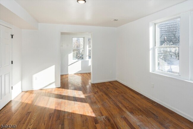 Building Photo - 29 William St