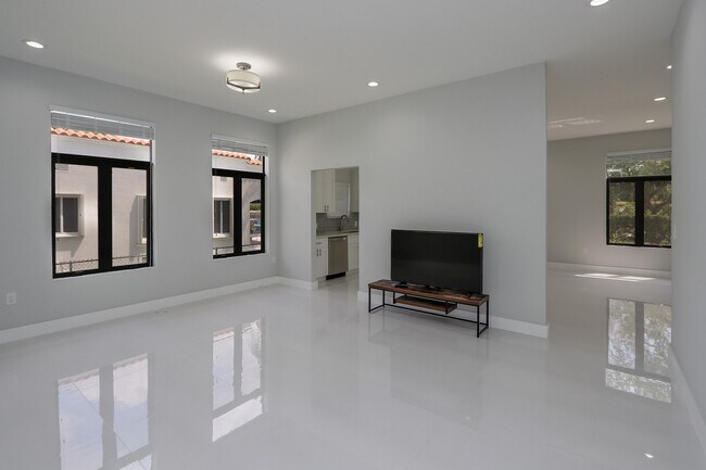 Building Photo - 5126 SW 57th Ave