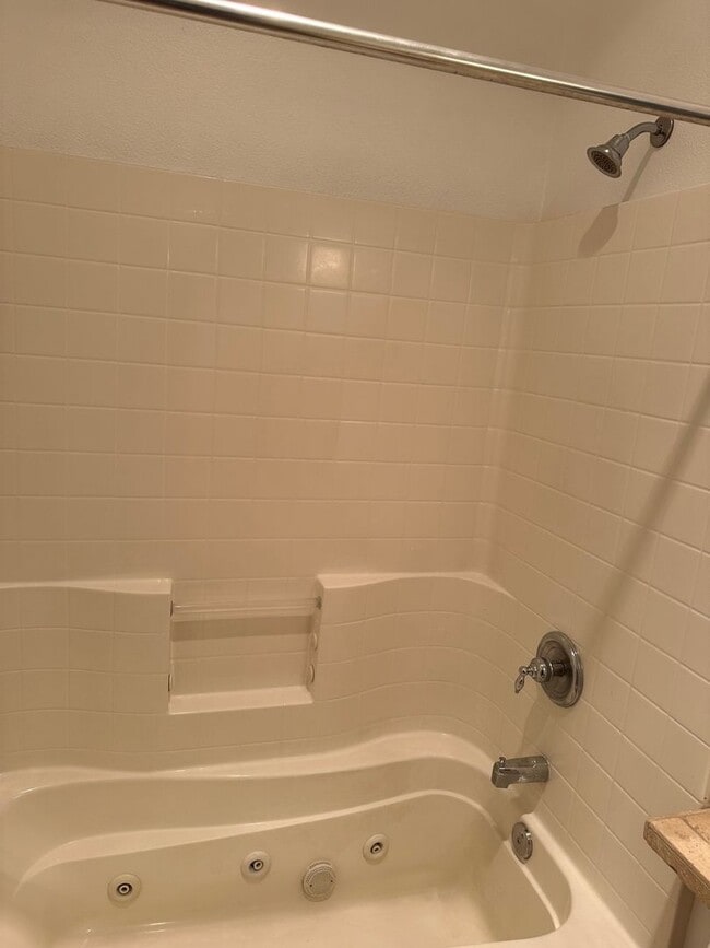 Building Photo - Grand Oaks 2 bedroom Condo