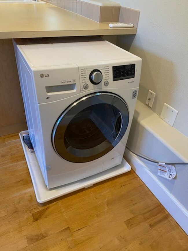 Building Photo - Light and bright one bedroom near PSU in S...